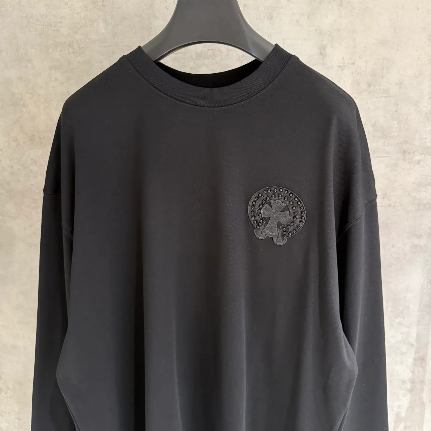 🅿️350 [Strict quality control] CH Croixin's new long-sleeved sweatshirt T-shirt. Heavy 420g double yarn fabric. Beaded and embroidered on the front. Wash the whole garment twice. Frayed and torn on all four sides. Heavy fabric. The neckline is made of icy Salona. Loose fit. Deep, wide and stylish. No deformation or shrinkage. Color: 3 colors, black, white and gray. Size: M-2xl